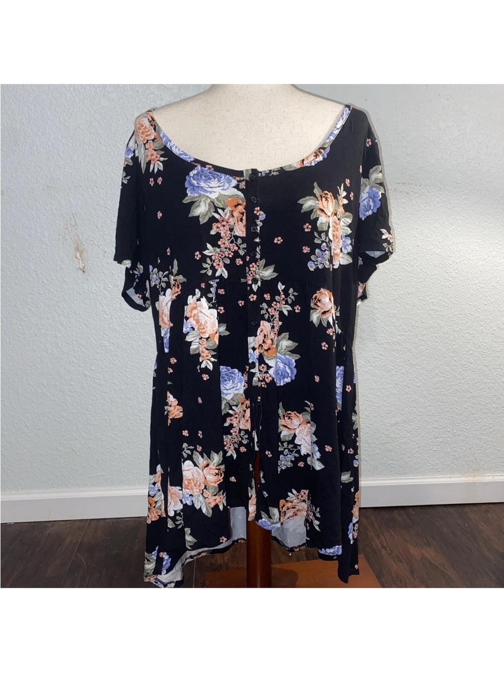 torrid Black Floral Scoop-Neck Button-Front Tunic
